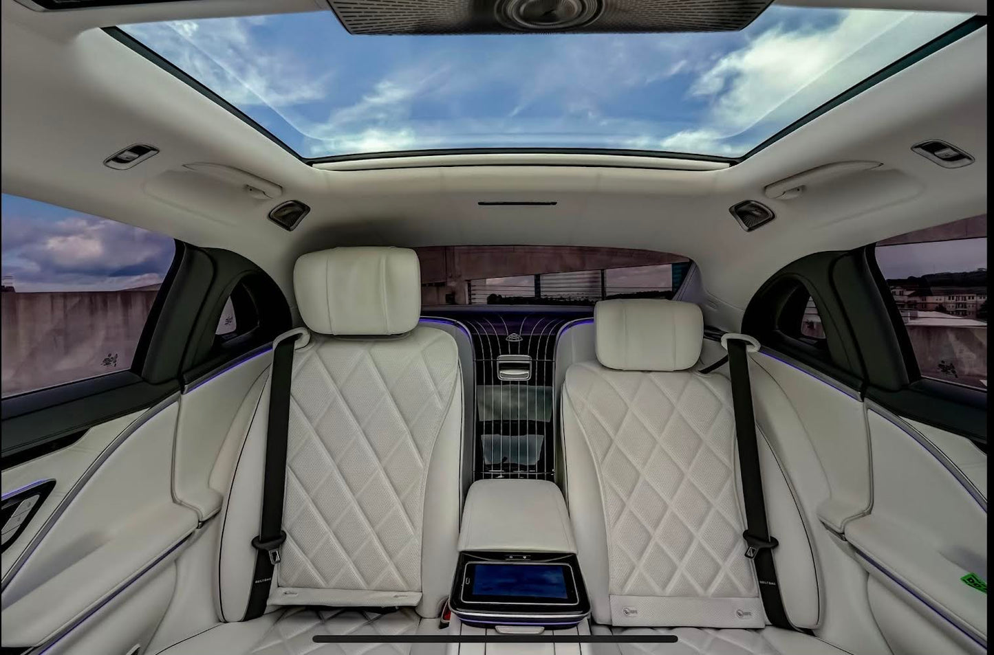 2022 Mercedes Benz Maybach - ($200/hr)